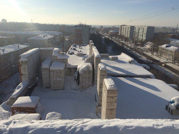 В Омске жители многоэтажки на Химиков пророчат обрушение дома из-за незаконной мансарды В Омске жители многоэтажки на Химиков пророчат обрушение дома из-за незаконной мансарды