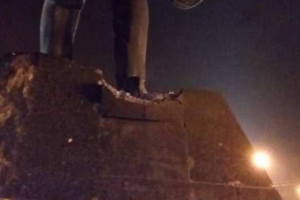 Неизвестные в Донецке безуспешно пытались взорвать памятник Ленину Неизвестные в Донецке безуспешно пытались взорвать памятник Ленину