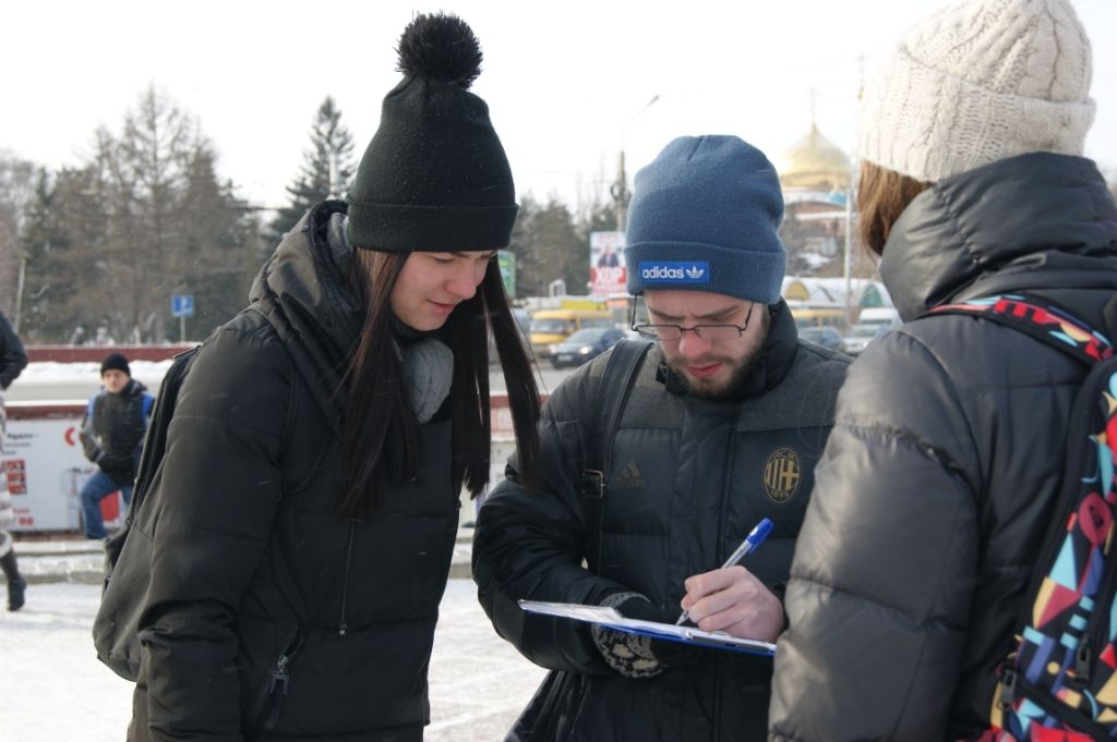 Активисты «Оплота» вышли на улицу для сбора подписей против беспредела коллекторов Активисты «Оплота» вышли на улицу для сбора подписей против беспредела коллекторов