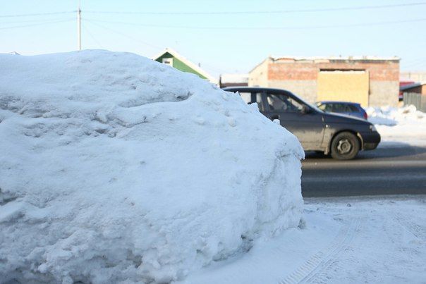 В поисках грейдера: дороги и остановки Омска завалены сугробами высотой с седан