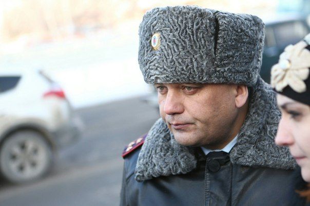 В поисках грейдера: дороги и остановки Омска завалены сугробами высотой с седан