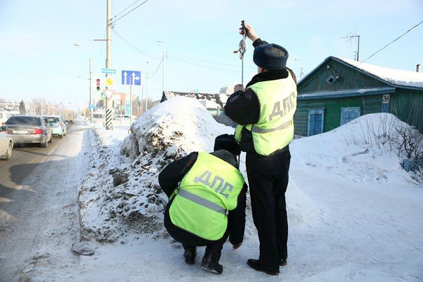 В поисках грейдера: дороги и остановки Омска завалены сугробами высотой с седан