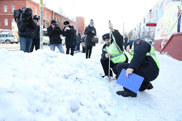 В поисках грейдера: дороги и остановки Омска завалены сугробами высотой с седан