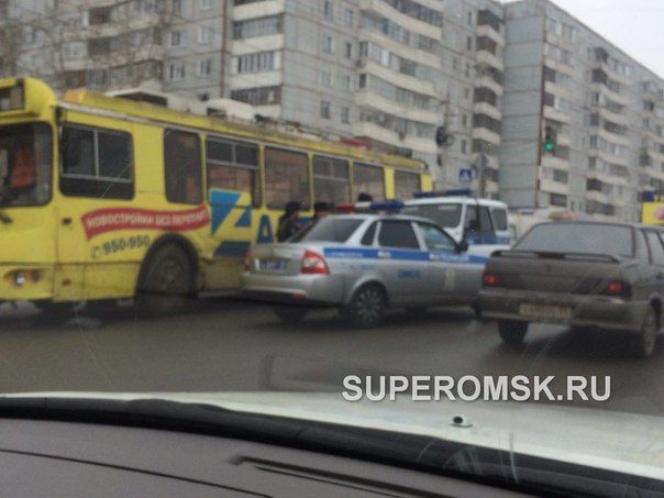 ДТП в центре Омска: патрульный автомобиль врезался в троллейбус ДТП в центре Омска: патрульный автомобиль врезался в троллейбус