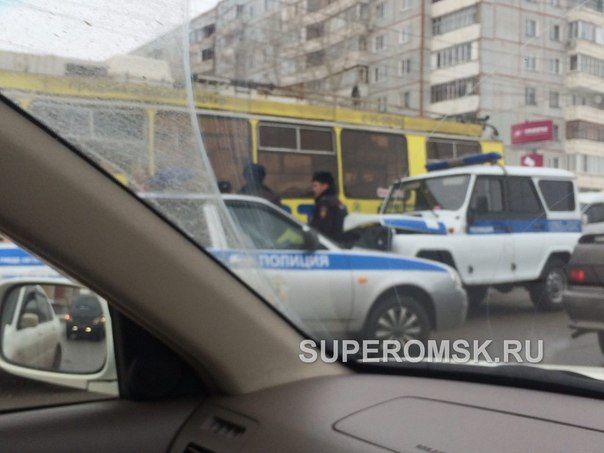 ДТП в центре Омска: патрульный автомобиль врезался в троллейбус ДТП в центре Омска: патрульный автомобиль врезался в троллейбус