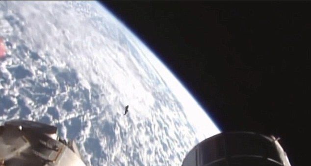 Камеры МКС запечатлели пролет НЛО Камеры МКС запечатлели пролет НЛО