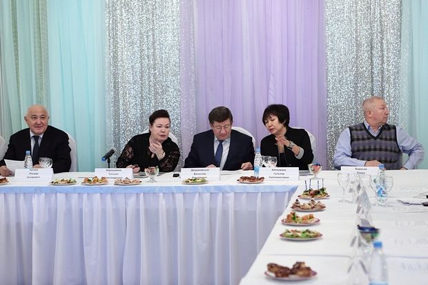 По-деловому: мэр Двораковский позавтракал с омскими бизнесменами По-деловому: мэр Двораковский позавтракал с омскими бизнесменами