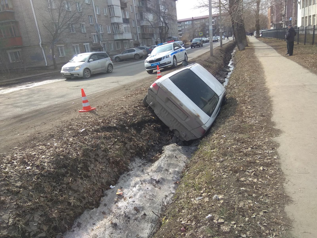В Омске пенсионерка с признаками опьянения за рулем свалилась в канаву В Омске пенсионерка с признаками опьянения за рулем свалилась в канаву