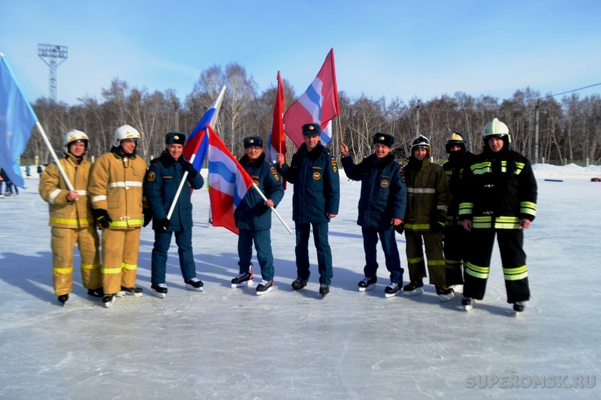 Омские спасатели устроили шоу-тренировку на коньках Омские спасатели устроили шоу-тренировку на коньках