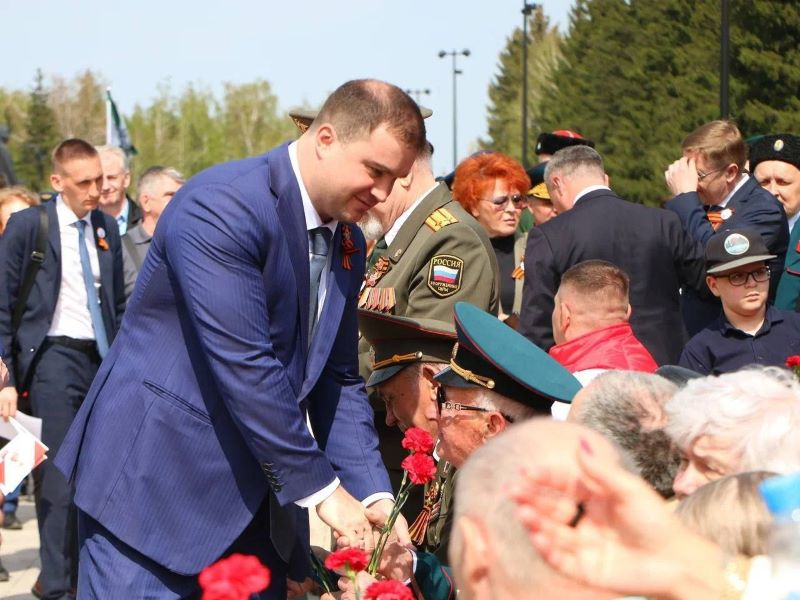 В Омске губернатор Хоценко принял участие во всероссийской акции «Храним Огонь Победы»