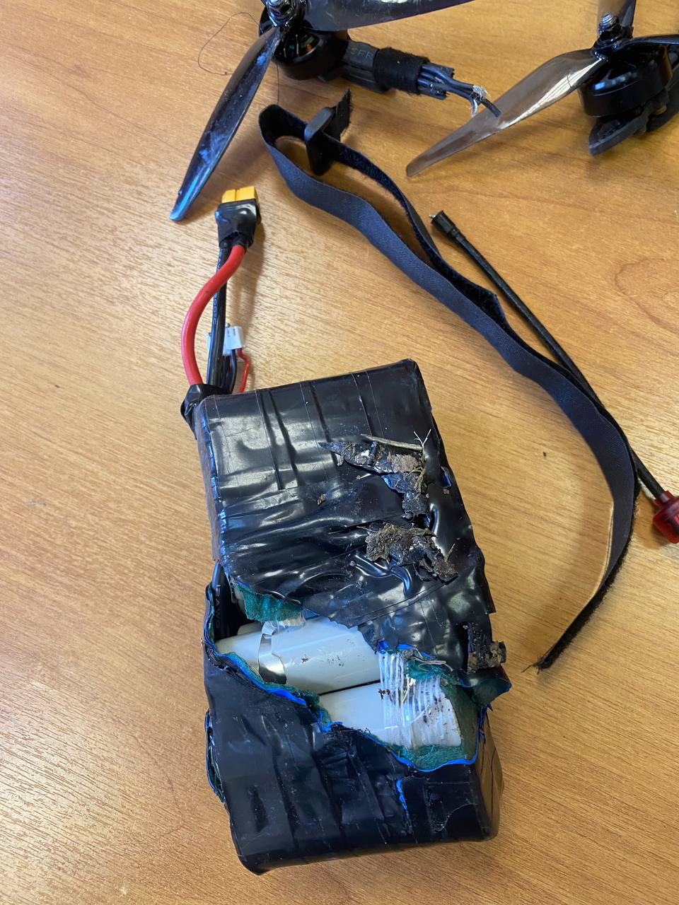 Омские пограничники показали трофейные дроны ВСУ Омские пограничники показали трофейные дроны ВСУ
