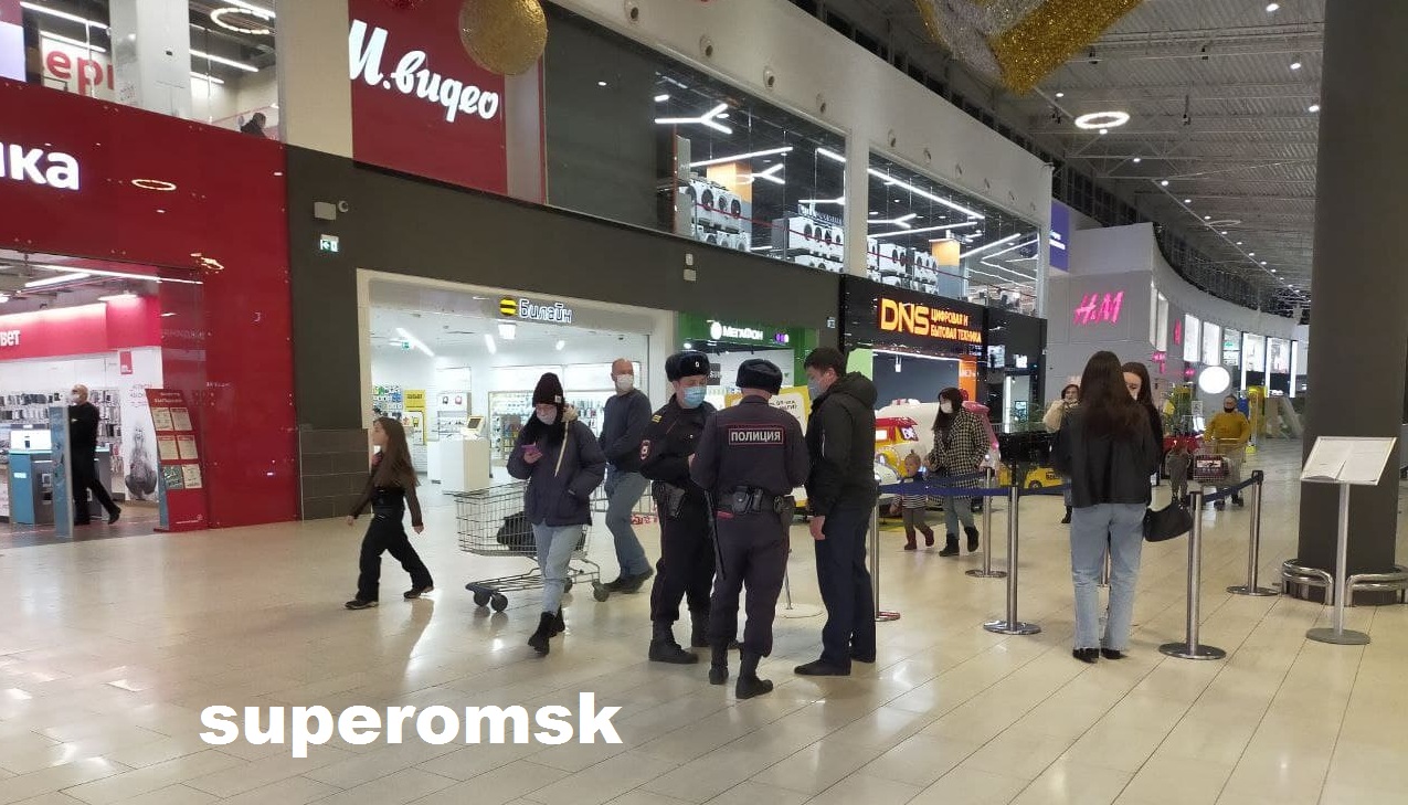 Полупустые залы, входной контроль строгий, QR-коды просят везде: как проходит шопинг в омских ТЦ Полупустые залы, входной контроль строгий, QR-коды просят везде: как проходит шопинг в омских ТЦ