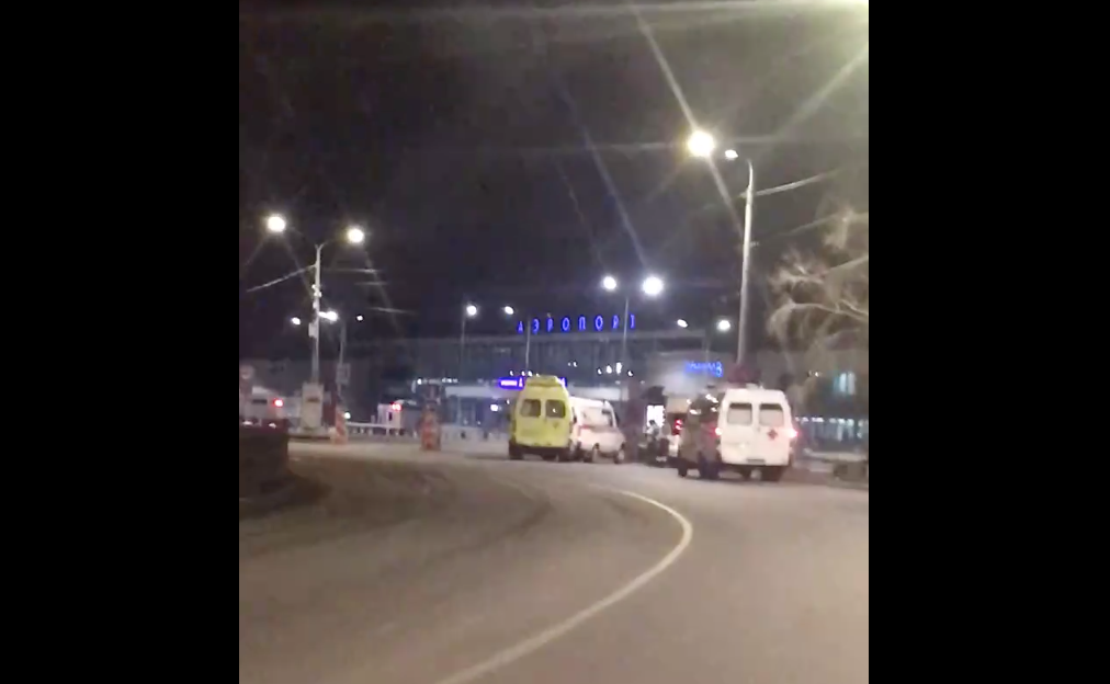 Рейс из Таиланда в омском аэропорту встречали с десятком скорых Рейс из Таиланда в омском аэропорту встречали с десятком скорых