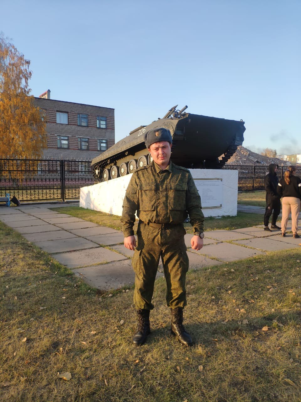 В Омске мобилизованный депутат пересел с БМВ на БМП В Омске мобилизованный депутат пересел с БМВ на БМП