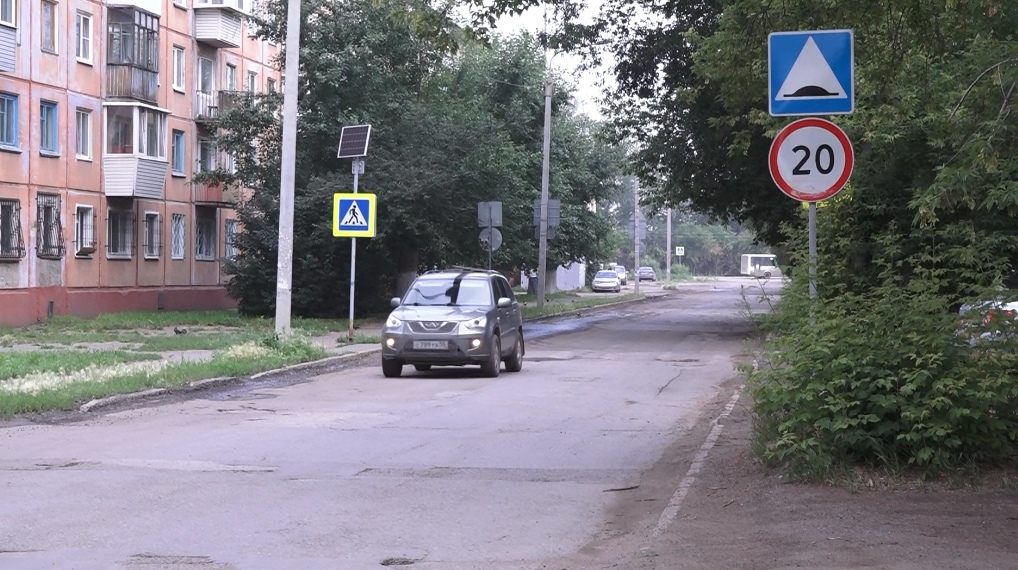 Омский единоросс Павел Корольков помогает обезопасить участок возле лицея Омский единоросс Павел Корольков помогает обезопасить участок возле лицея