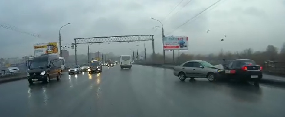 На омском мосту водитель легковушки уверенно ехал по встречной полосе и устроил лобовую аварию На омском мосту водитель легковушки уверенно ехал по встречной полосе и устроил лобовую аварию