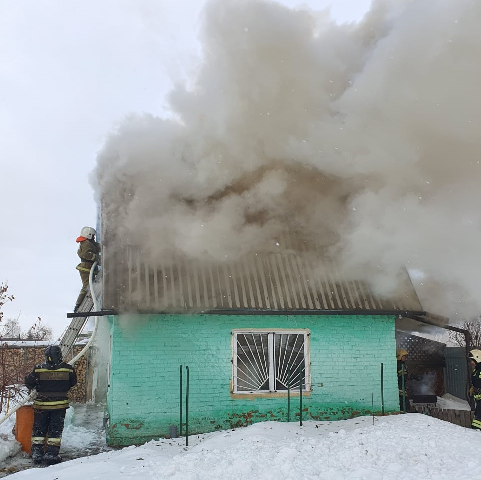 В Омске почти сорок пожарных тушат вспыхнувший дом В Омске почти сорок пожарных тушат вспыхнувший дом