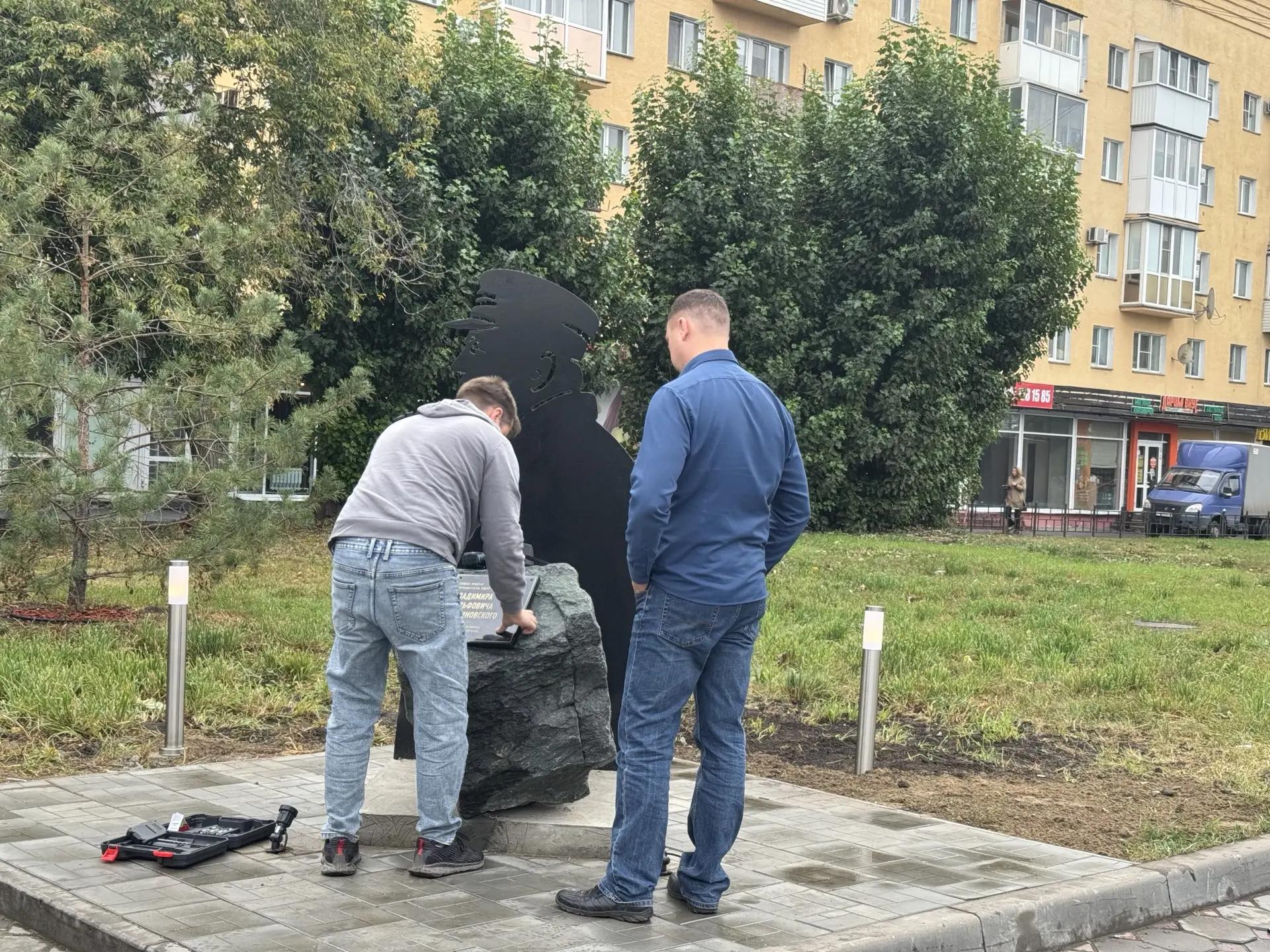 В Омске установили памятник основателю ЛДПР Владимиру Жириновскому В Омске установили памятник основателю ЛДПР Владимиру Жириновскому