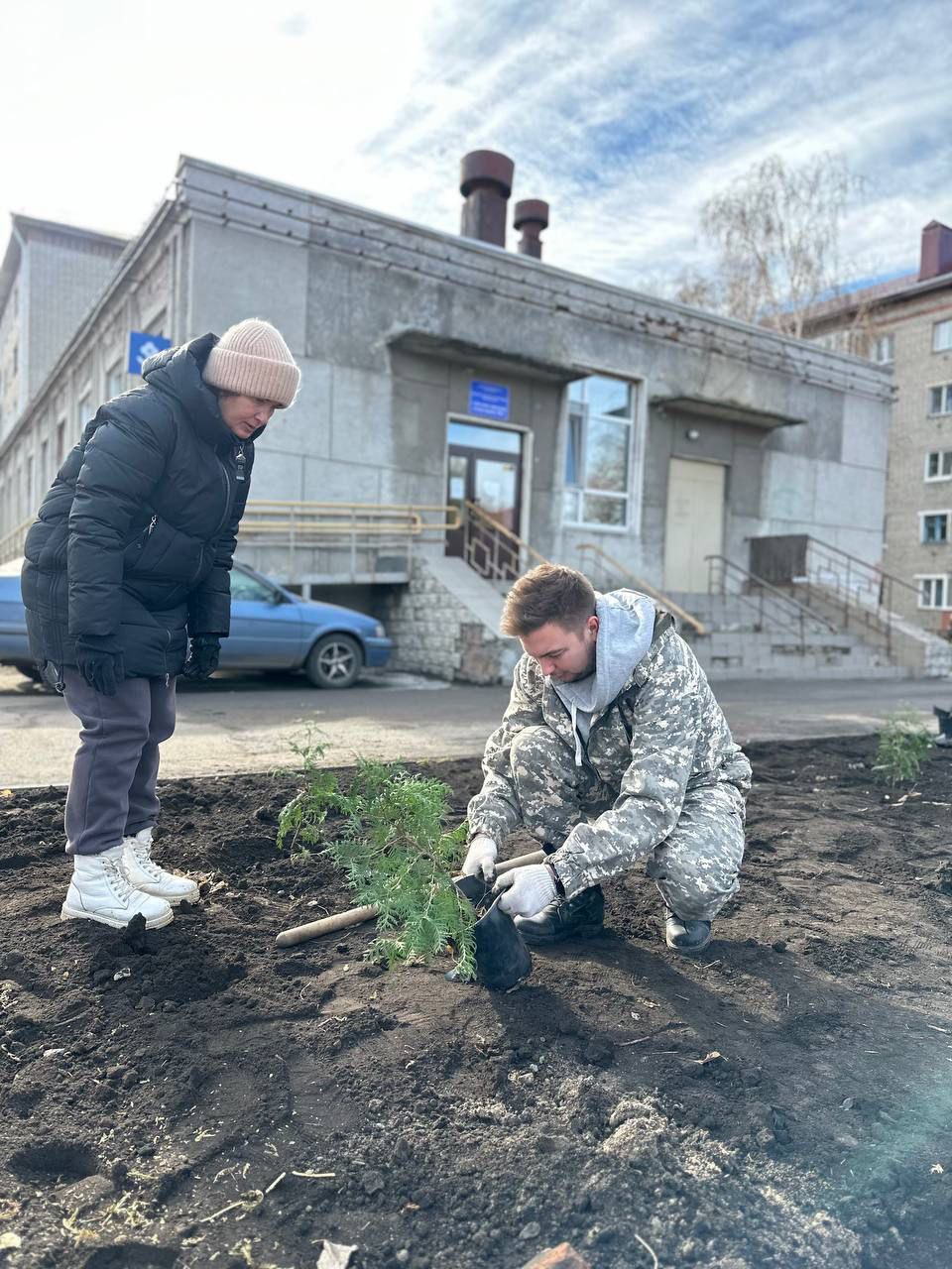 30 лет Омскому горсовету: депутат Гаврик добился асфальтирования территории у ж/д вокзала