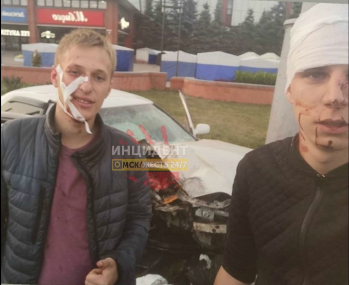 В центре Омска иномарка вдребезги разбилась об столб В центре Омска иномарка вдребезги разбилась об столб