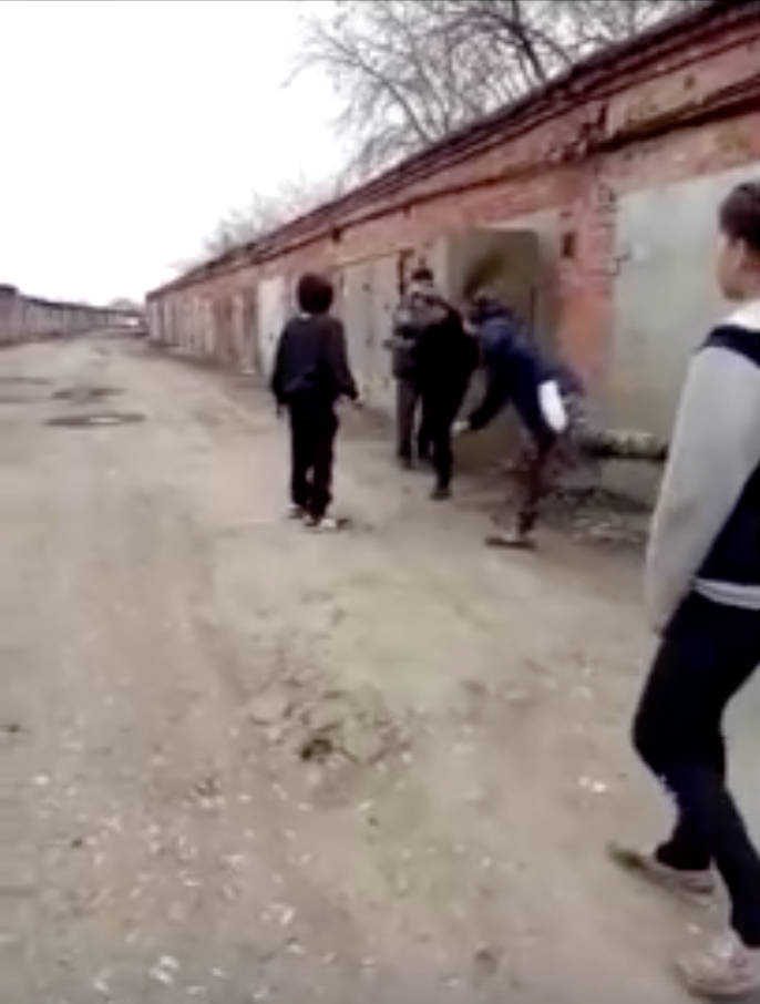 В Омске школьники на видео затравили дедушку в гаражах с криками «Это ветеран войны!» В Омске школьники на видео затравили дедушку в гаражах с криками «Это ветеран войны!»