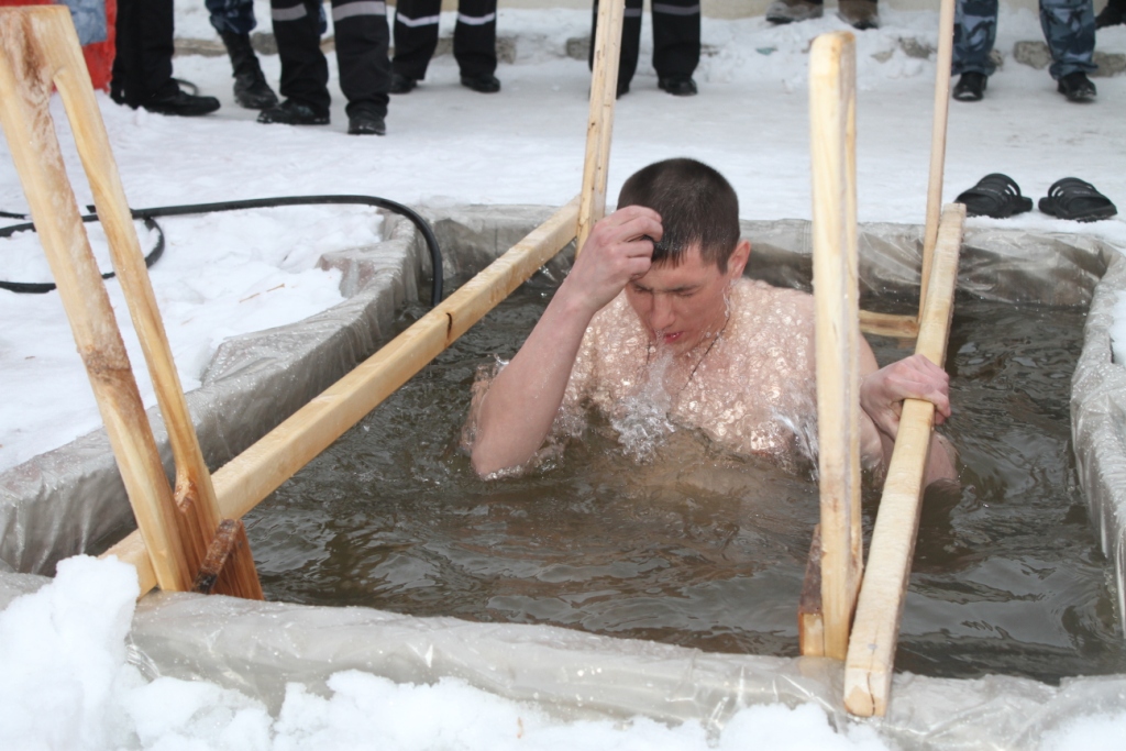 Репортаж о Крещении в омской тюрьме: купель, крещенский городок, святая вода, крестный ход