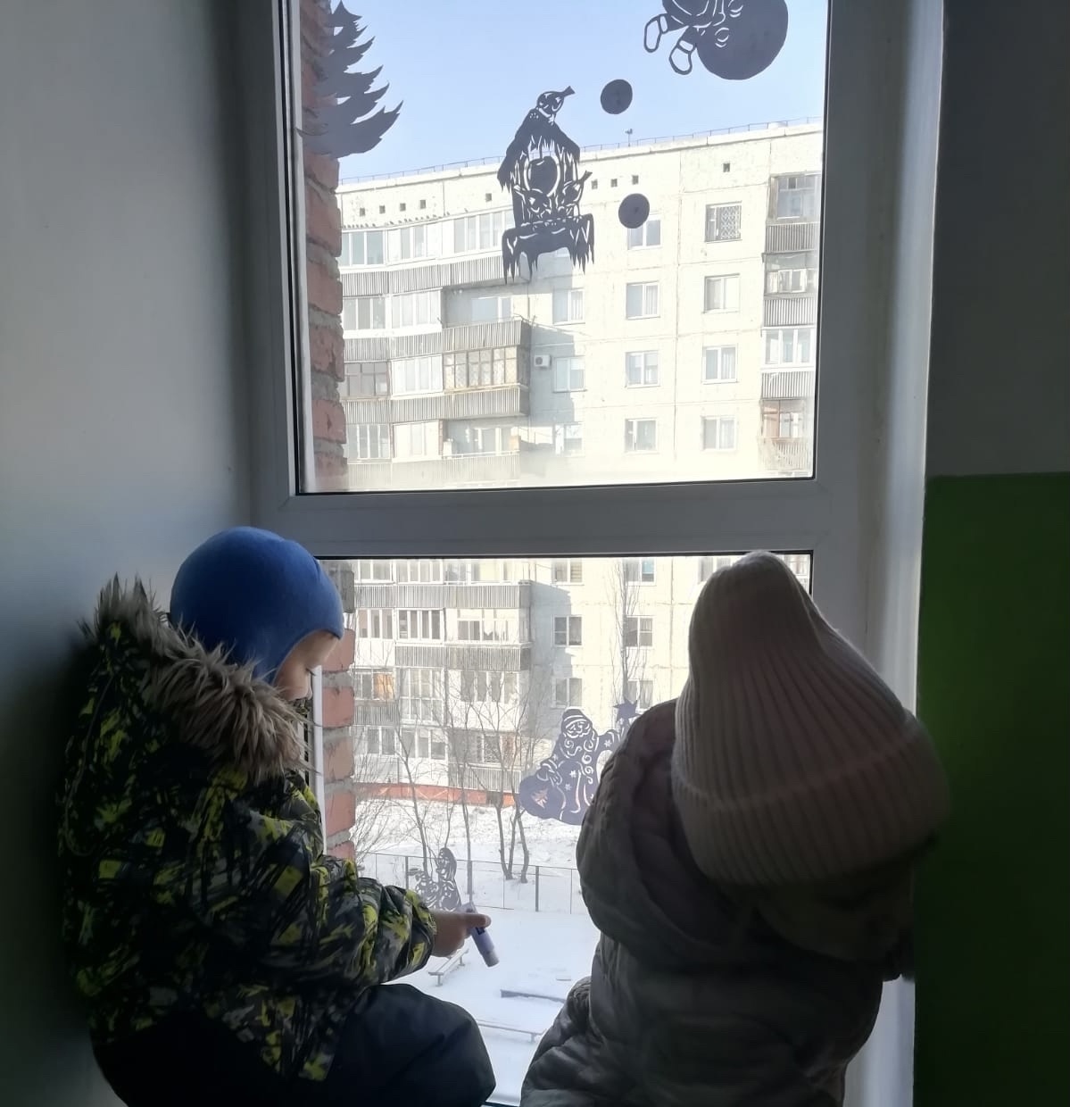 Добрые соседи: жители 25-й Рабочей украсили двор и провели конкурс для детей Добрые соседи: жители 25-й Рабочей украсили двор и провели конкурс для детей