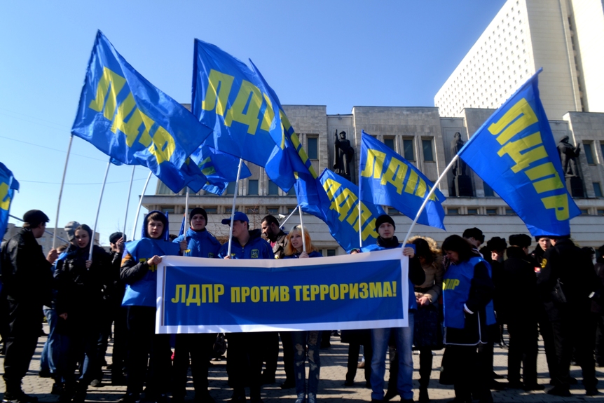 Более трех тысяч омичей вышли на митинг против терроризма Более трех тысяч омичей вышли на митинг против терроризма