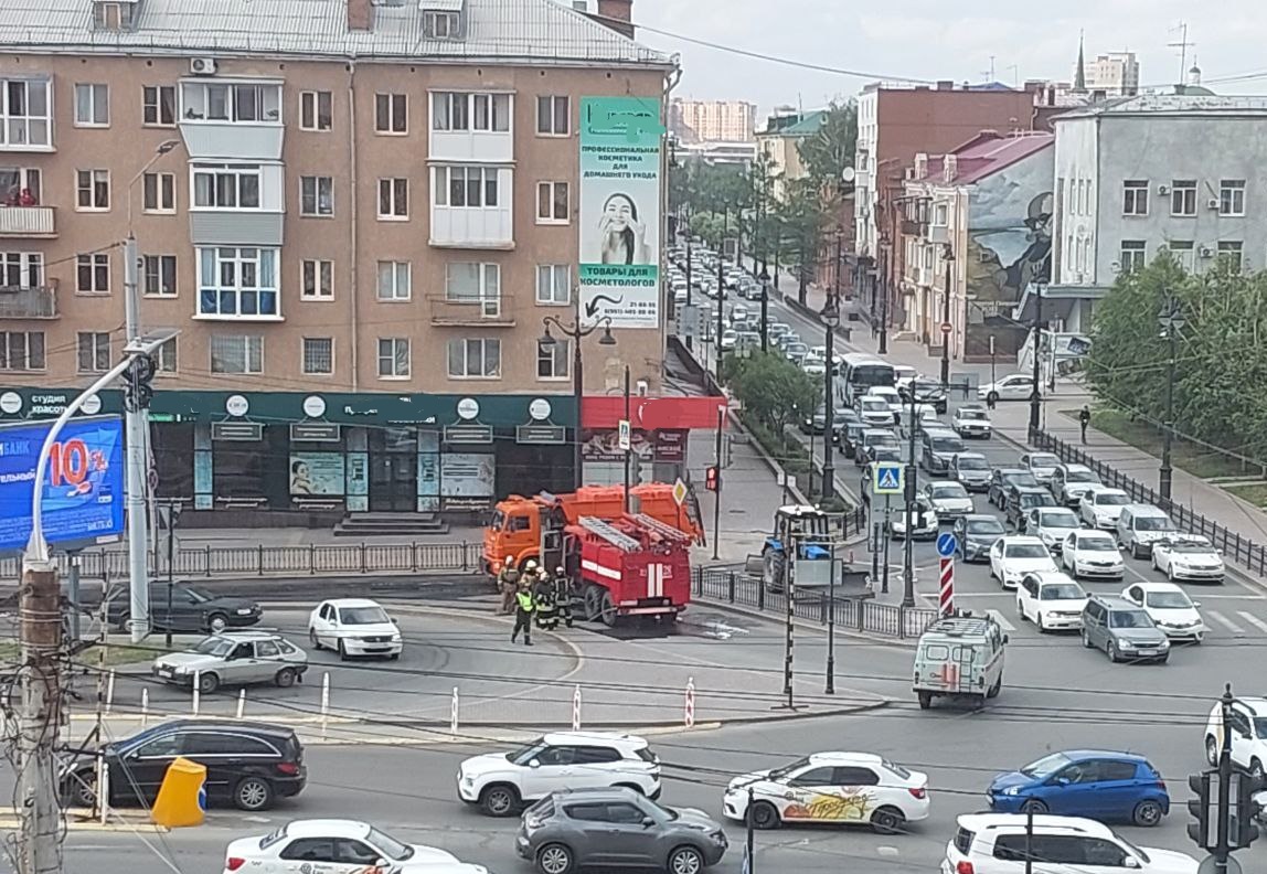 У Ленинградского моста в Омске после ДТП с большегрузом перекрыли дорогу У Ленинградского моста в Омске после ДТП с большегрузом перекрыли дорогу