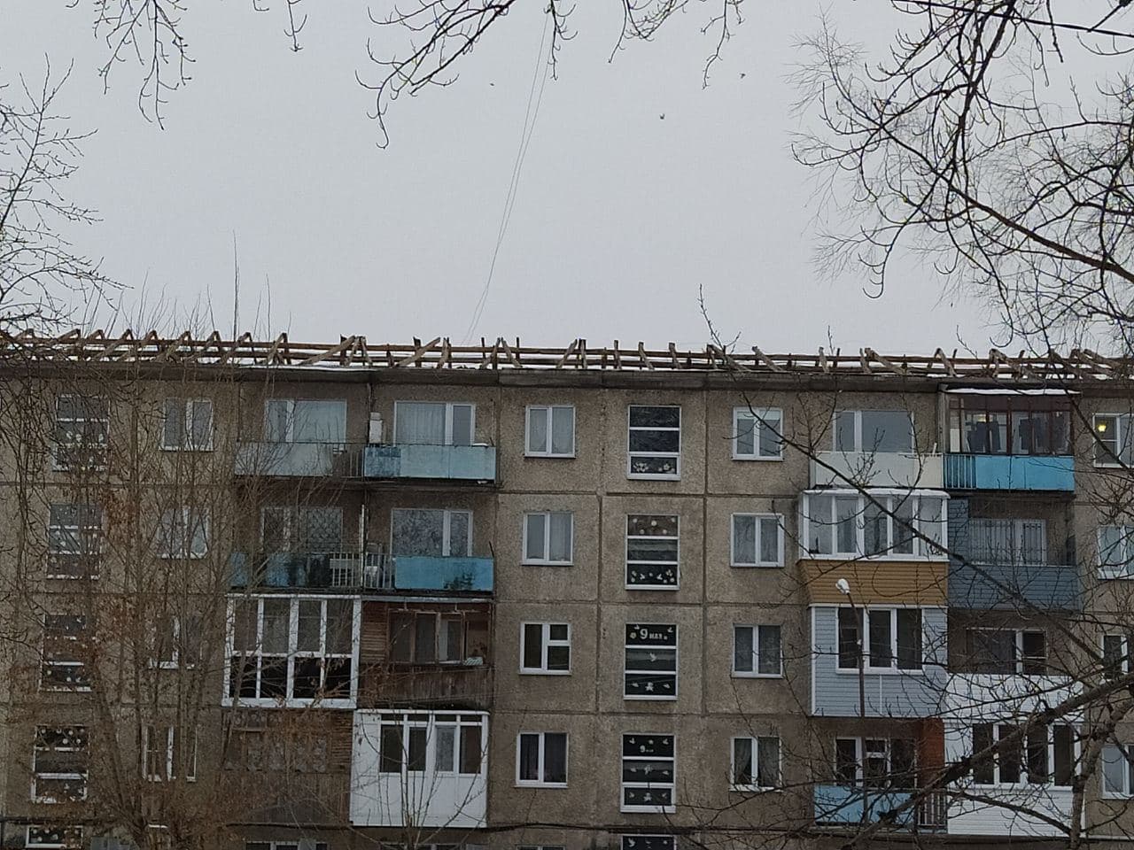 В Омске разобрали крышу пятиэтажки и оставили В Омске разобрали крышу пятиэтажки и оставили