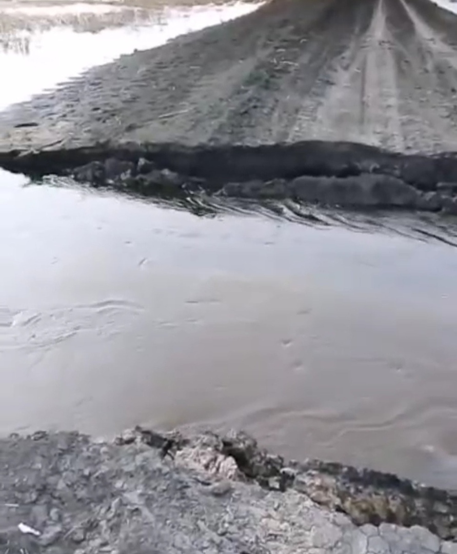 В Омской области в районе, где нашли необследованные дороги, вода размывает трассу