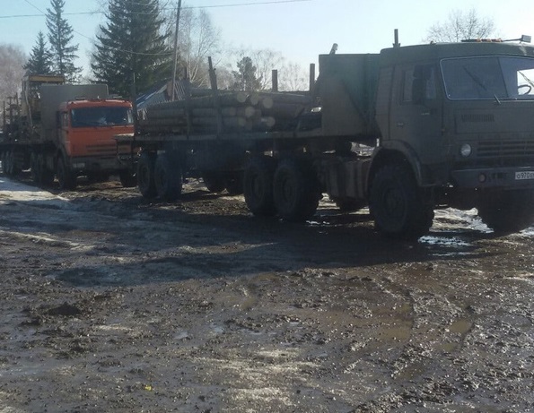 Закрытую ледовую переправу в Омской области «штурмуют» груженные лесом многотонные грузовики Закрытую ледовую переправу в Омской области «штурмуют» груженные лесом многотонные грузовики