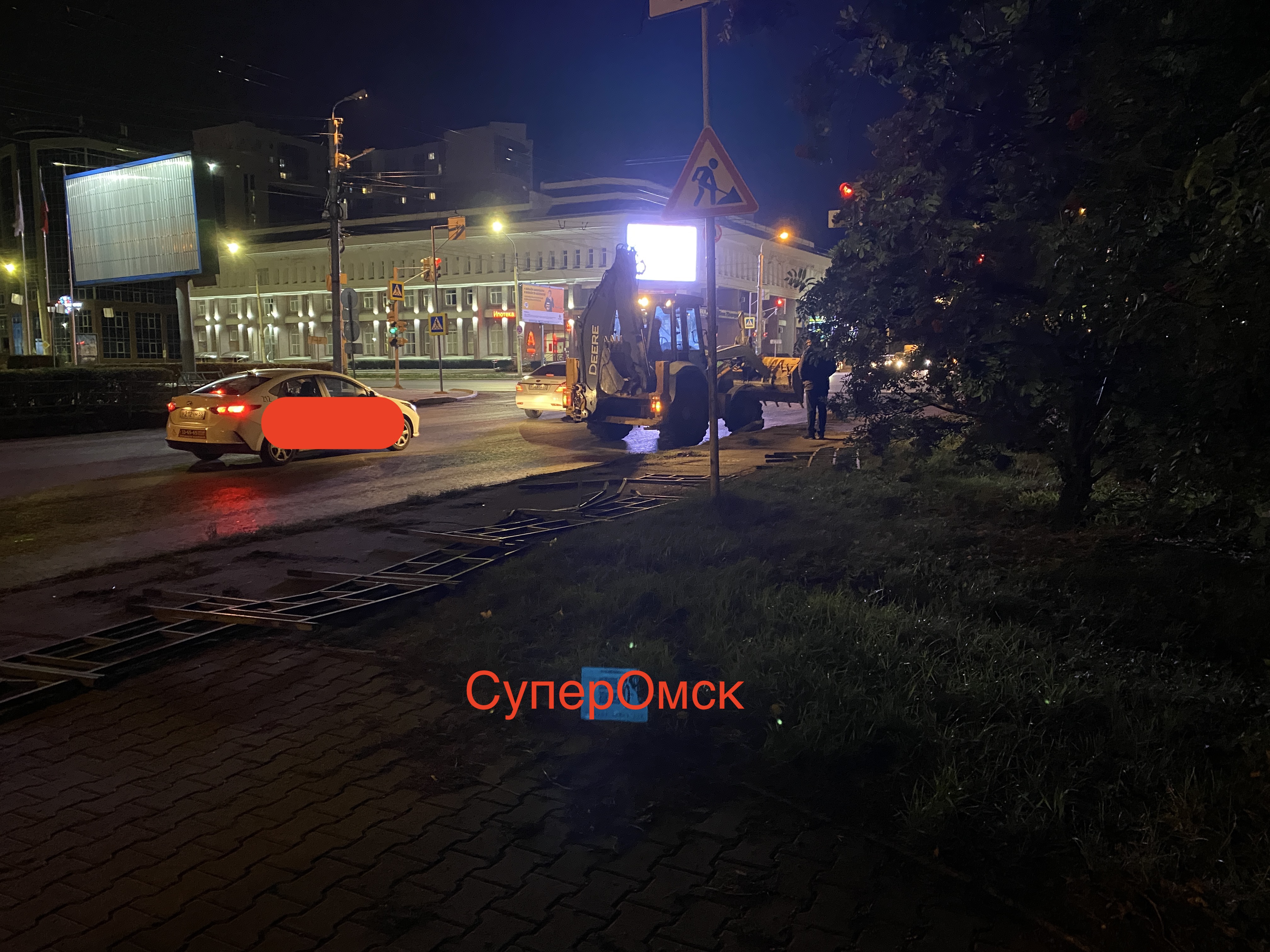 В Омске у музыкального театра снесли пешеходные ограждения для монтажа новых В Омске у музыкального театра снесли пешеходные ограждения для монтажа новых