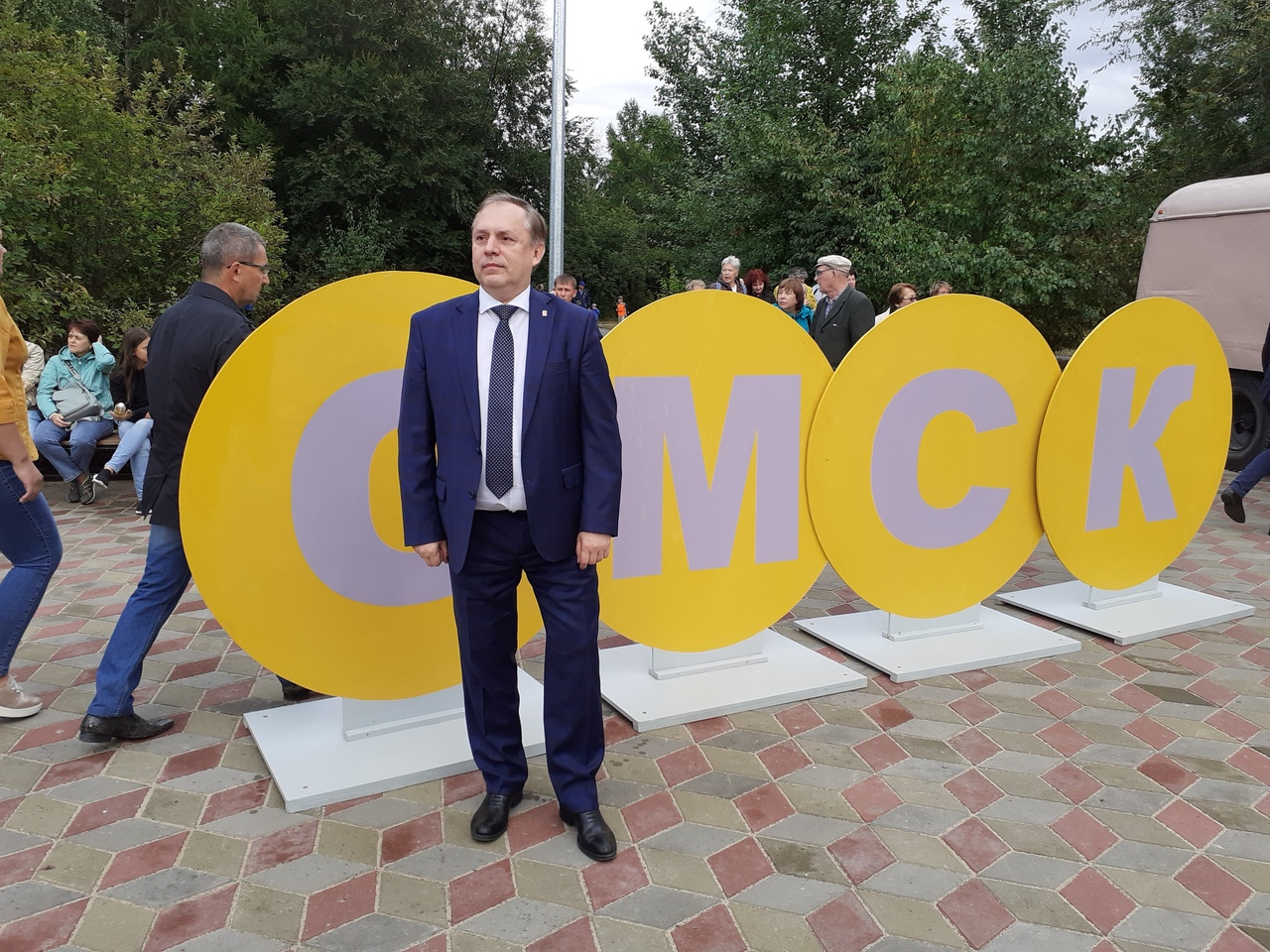 Омские депутаты приняли участие в открытии сквера Молодоженов Омские депутаты приняли участие в открытии сквера Молодоженов