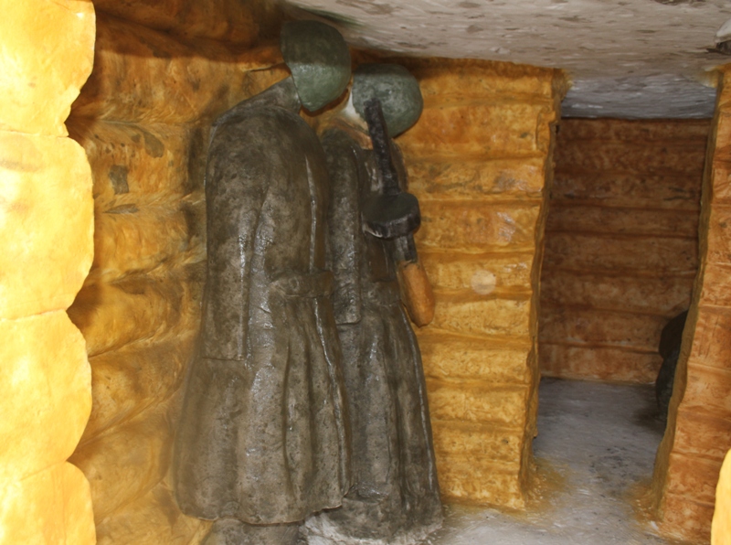 Заключенные омской колонии воссоздали ледяной городок 1942 года Заключенные омской колонии воссоздали ледяной городок 1942 года