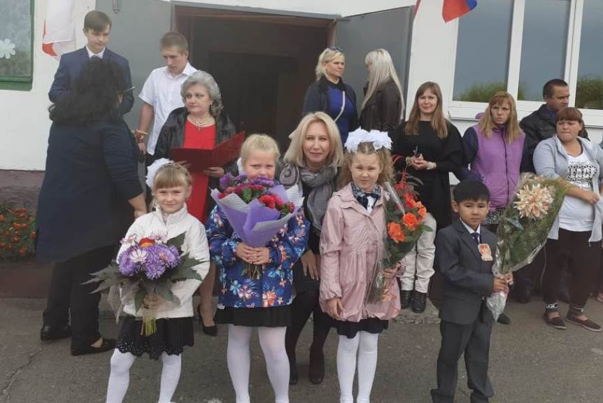 Сопредседатель «Оплота» поздравила с Днем знаний первоклассников в поселке Николаевка Сопредседатель «Оплота» поздравила с Днем знаний первоклассников в поселке Николаевка