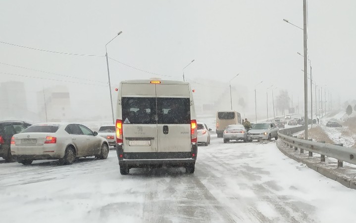 Вечерний гололед сковал Омск массовыми ДТП