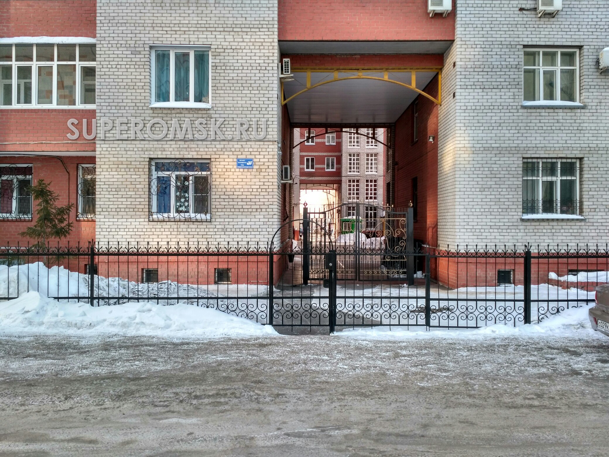 Омичка третий год борется против «судейского» дома, перегородившего дорогу