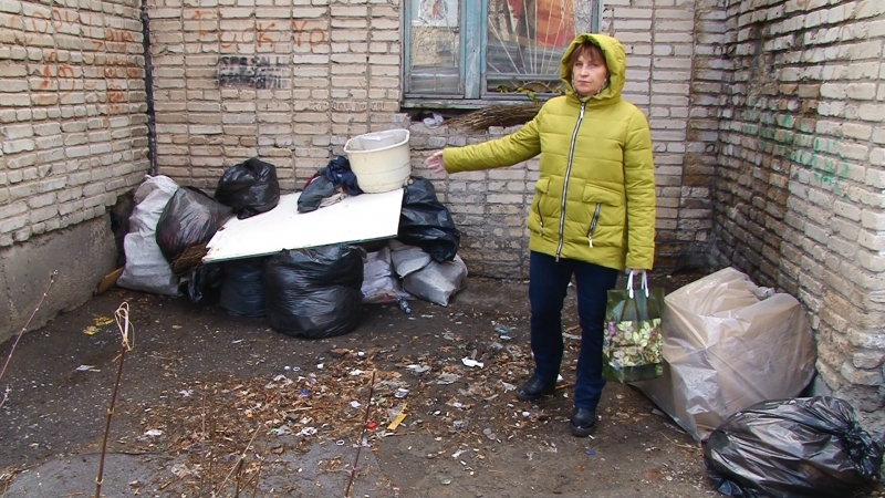 Жители омского дома хотят выселить соседа-отшельника, увлеченного раздельным сбором мусора Жители омского дома хотят выселить соседа-отшельника, увлеченного раздельным сбором мусора