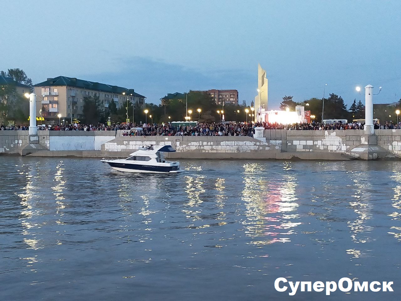 Салют на воде: как выглядел фейерверк с прогулочного теплохода в Омске Салют на воде: как выглядел фейерверк с прогулочного теплохода в Омске