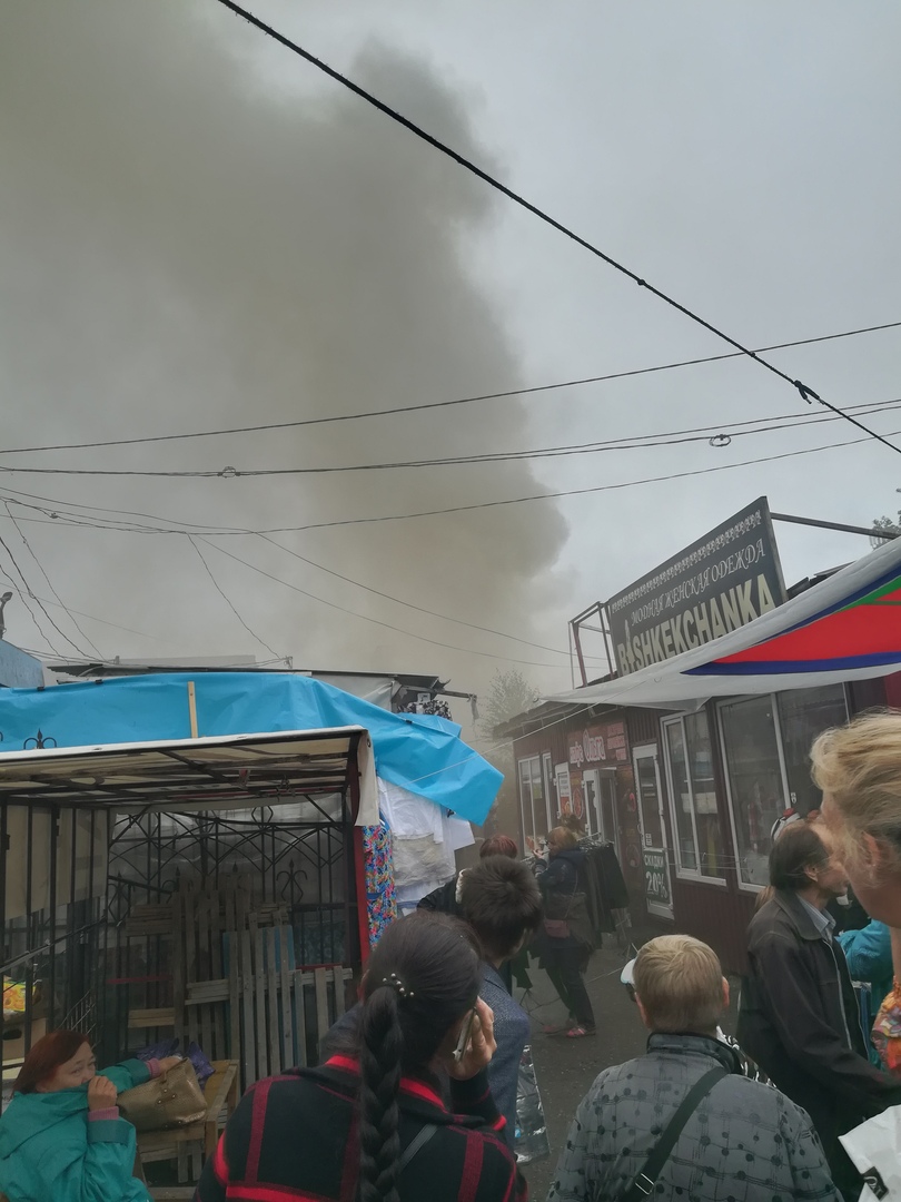 К полыхающему в Омске Ленинскому рынку не может подъехать пожарная машина