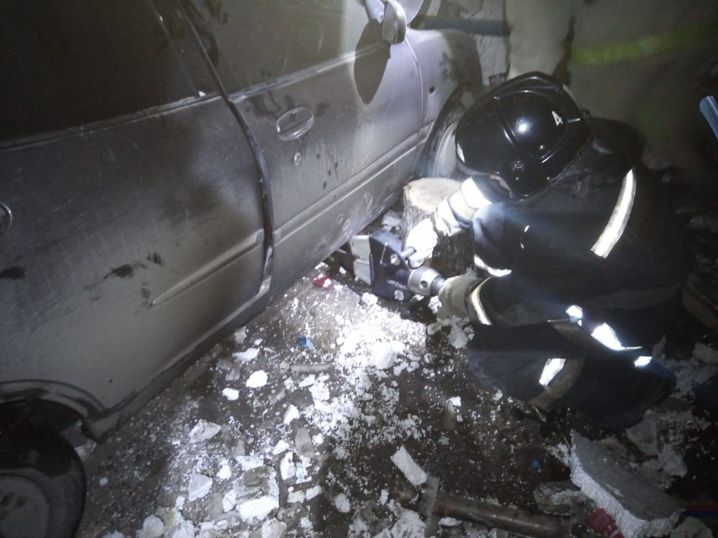 В Омске обрушился гараж с двумя мужчинами внутри В Омске обрушился гараж с двумя мужчинами внутри