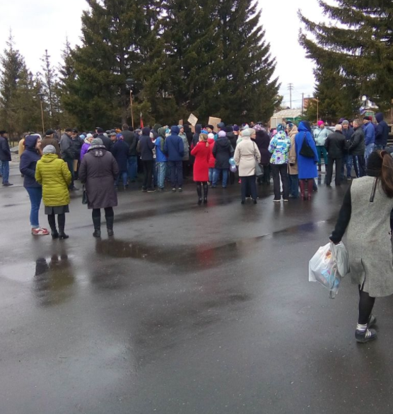 Противникам свалки в Калачинске пришлось убрать лозунги на митинге Противникам свалки в Калачинске пришлось убрать лозунги на митинге