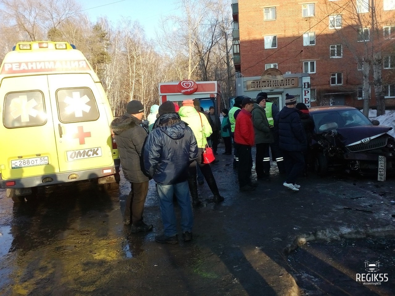 В Омске Skoda Fabia протаранила стену магазина: водитель сбежал с места ДТП