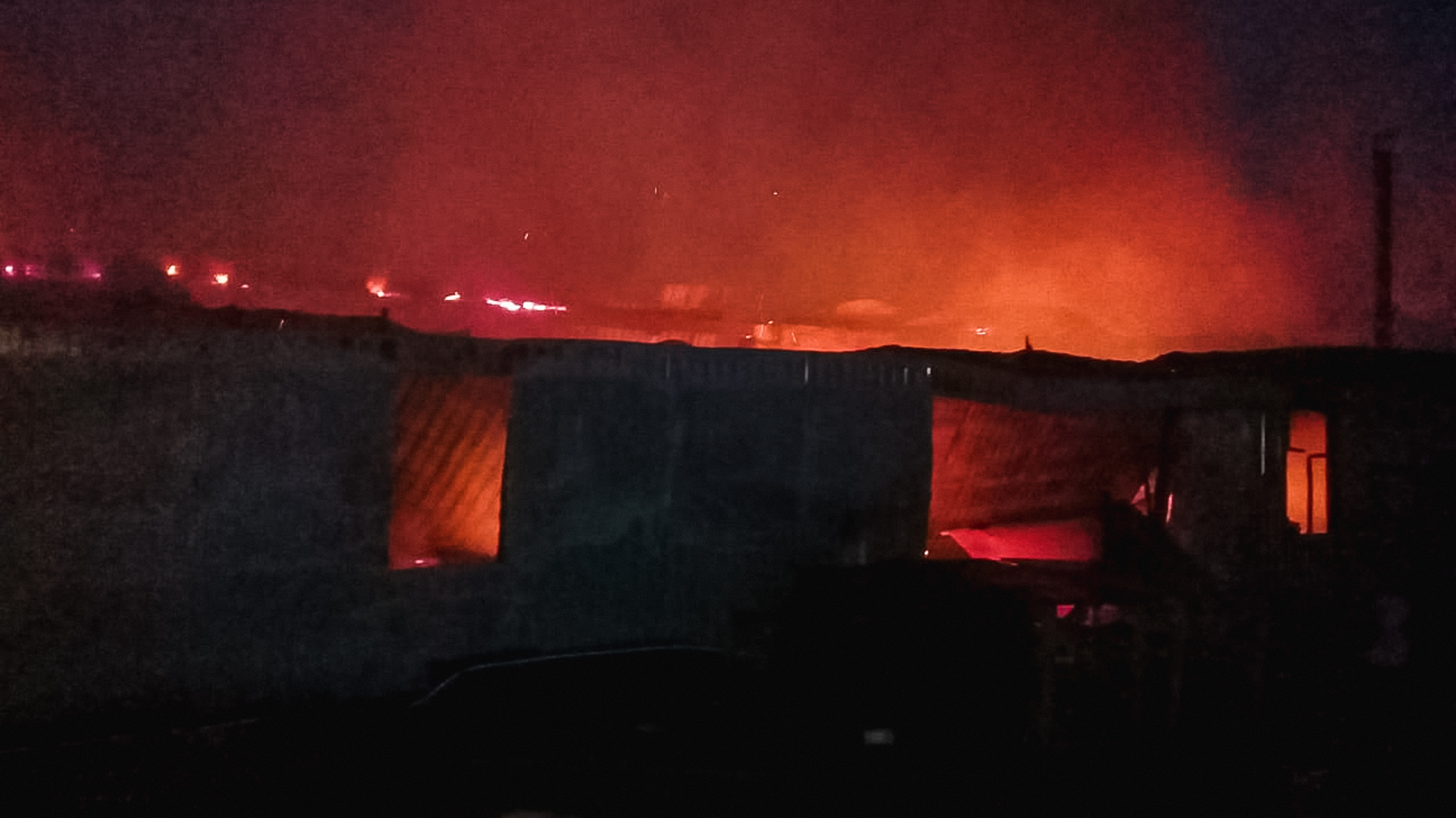 Под Омском куры и свиньи оказались замурованными в смертельном плену полыхающего дома