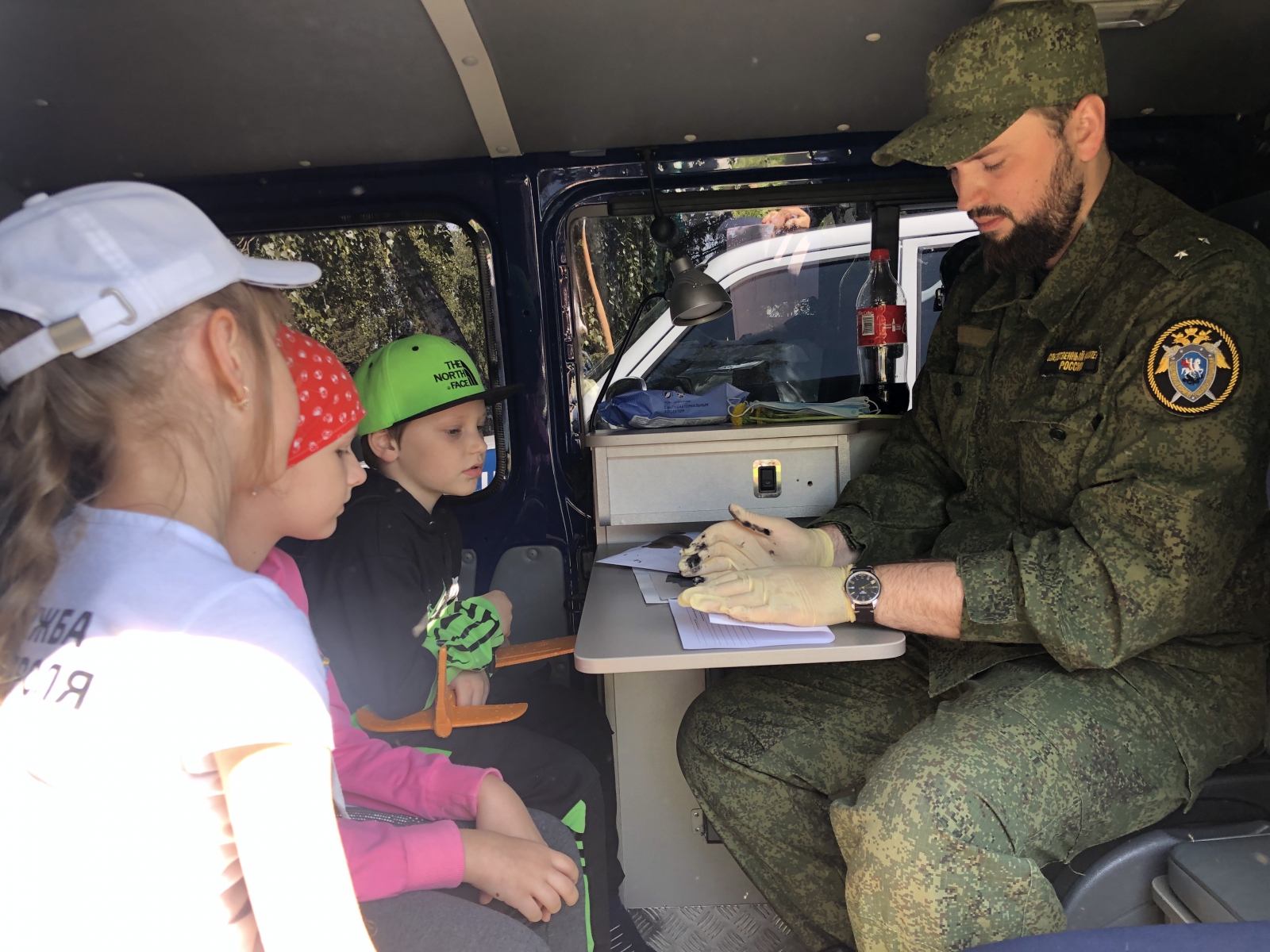 Омские следователи вместе с детьми искали в парке Красную Шапочку Омские следователи вместе с детьми искали в парке Красную Шапочку