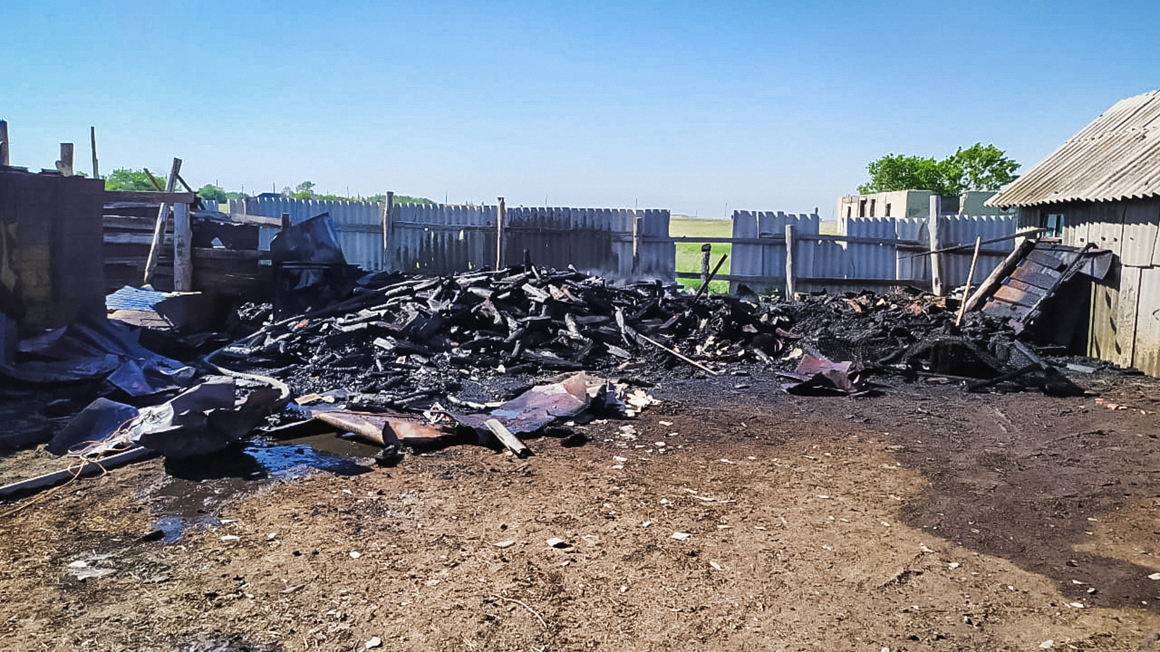 В Омской области из-за сильного ветра массово горели дворы в частных домах – фото В Омской области из-за сильного ветра массово горели дворы в частных домах – фото