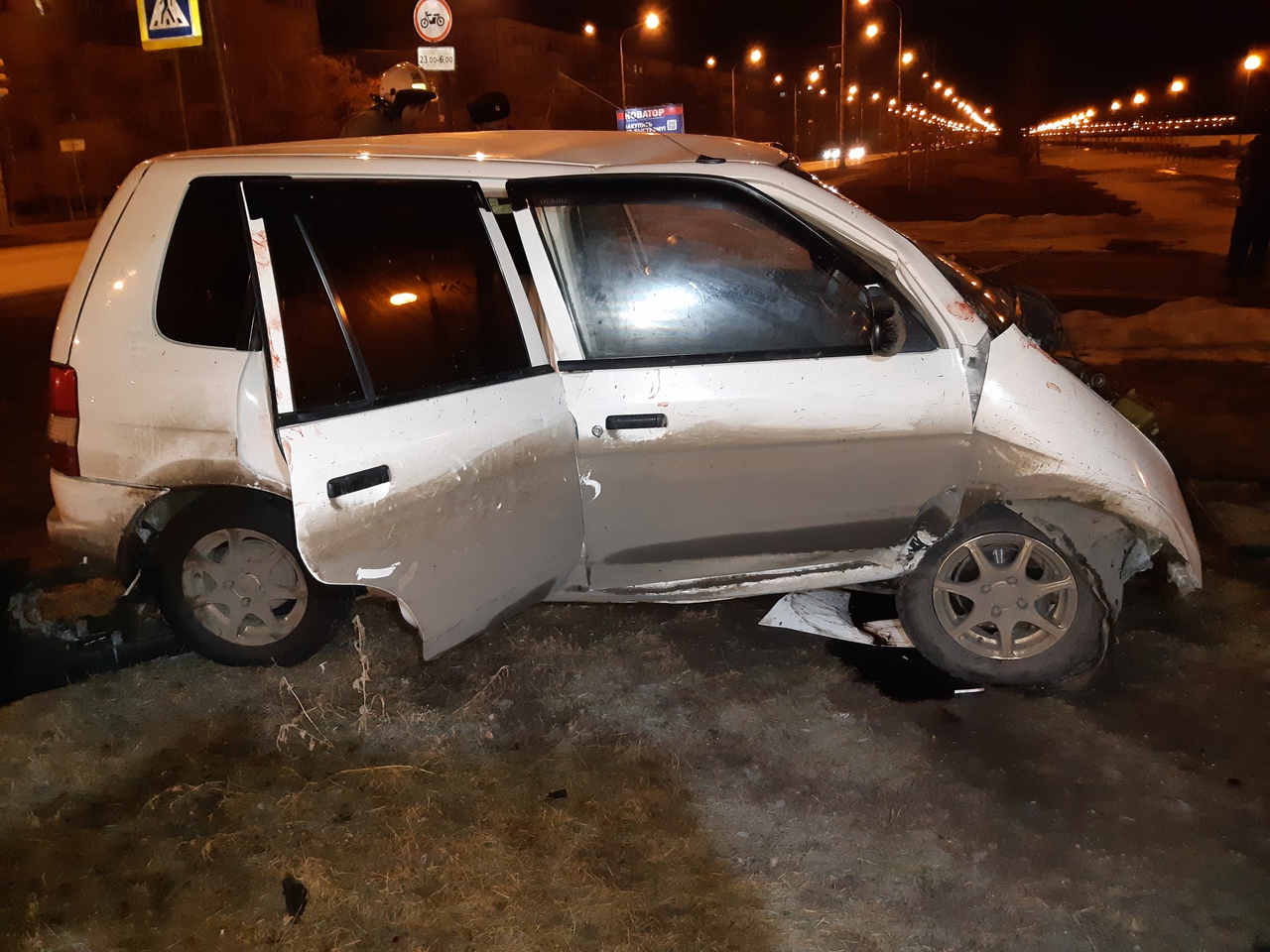 В центре Омска вдребезги разбилась «Мазда» с двумя парнями и девушкой