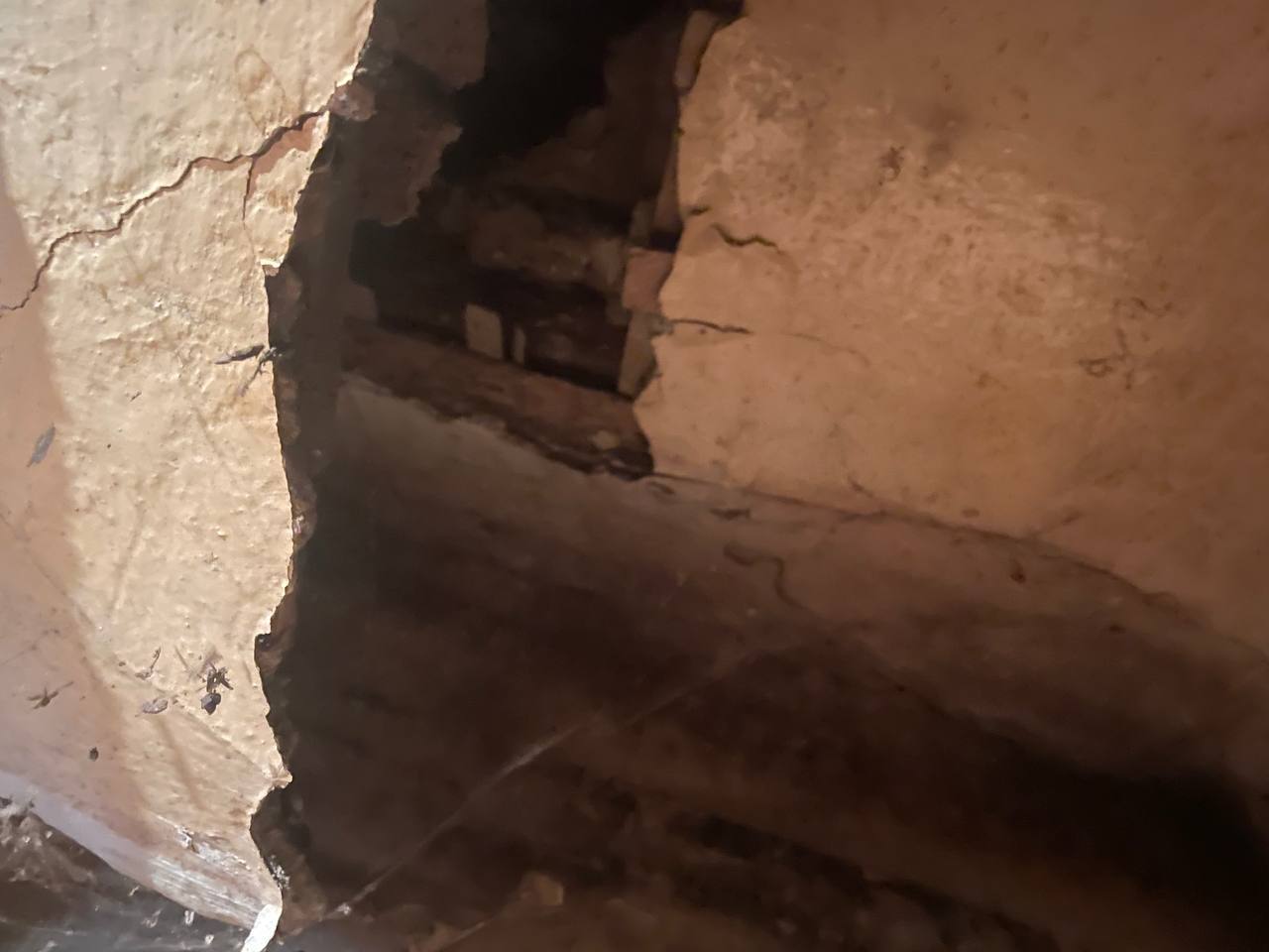 Появились кадры рухнувшего потолка в омском доме Появились кадры рухнувшего потолка в омском доме