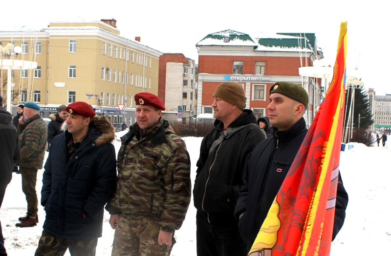 В Омске прошел митинг в защиту экс-командира 242-го Учебного центра ВДВ Олега Пономарева В Омске прошел митинг в защиту экс-командира 242-го Учебного центра ВДВ Олега Пономарева